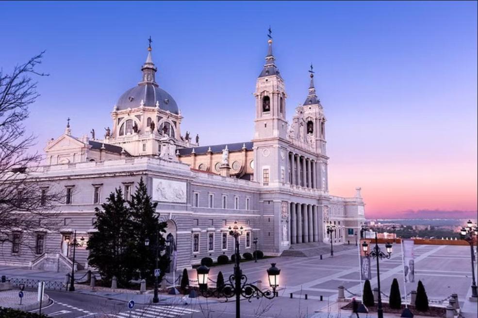 Hostel Puerta Del Angel Madrid Exterior photo